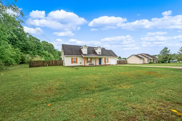 1026 E McCoury Ln, Murfreesboro, TN 37130-8866