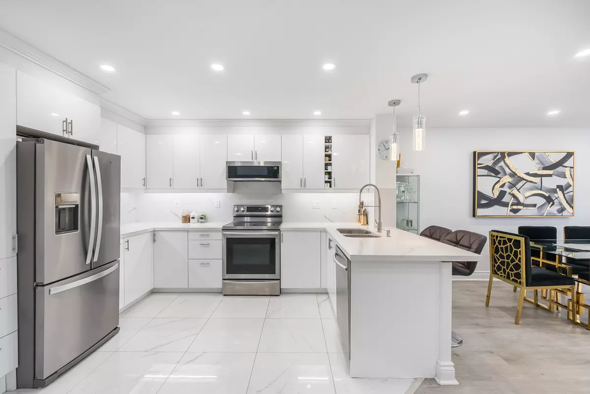 Vaughan, ON L4J 7K8,7440 Bathurst St #201