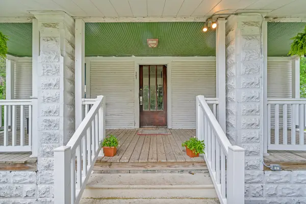 107 Hall Ave, Lowden, IA 52255-9598