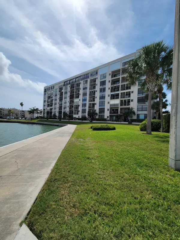 South Pasadena, FL 33707,7700 Sun Island Dr S #404