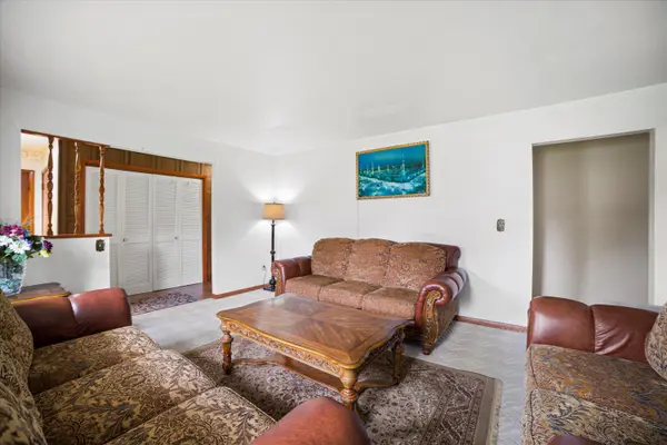 2140 W Woodward Dr, Oak Creek, WI 53154-3639