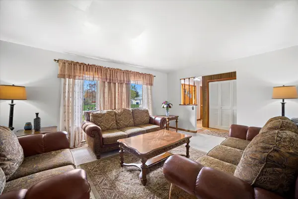 2140 W Woodward Dr, Oak Creek, WI 53154-3639