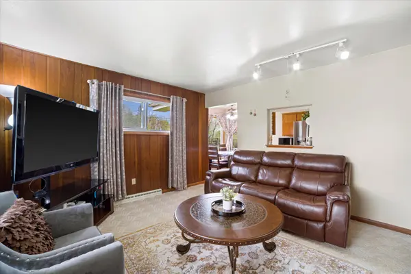 2140 W Woodward Dr, Oak Creek, WI 53154-3639