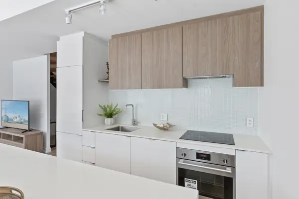 161 Roehampton Ave #805, Toronto, ON M4P 0C8