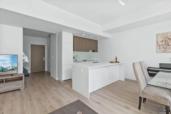 161 Roehampton Ave #805, Toronto, ON M4P 0C8