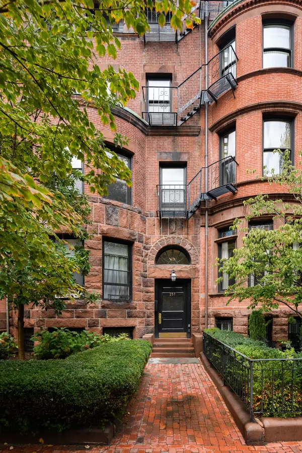 257 Marlborough St #1, Boston, MA 02116-1744