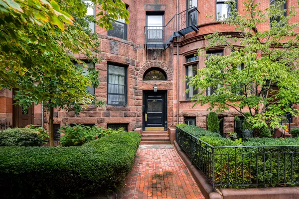 257 Marlborough St #1, Boston, MA 02116-1744