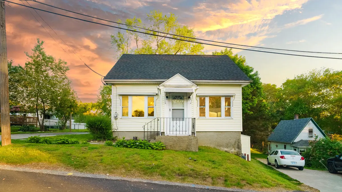 18 Chamberlain St, Smithfield, RI 02917-3713