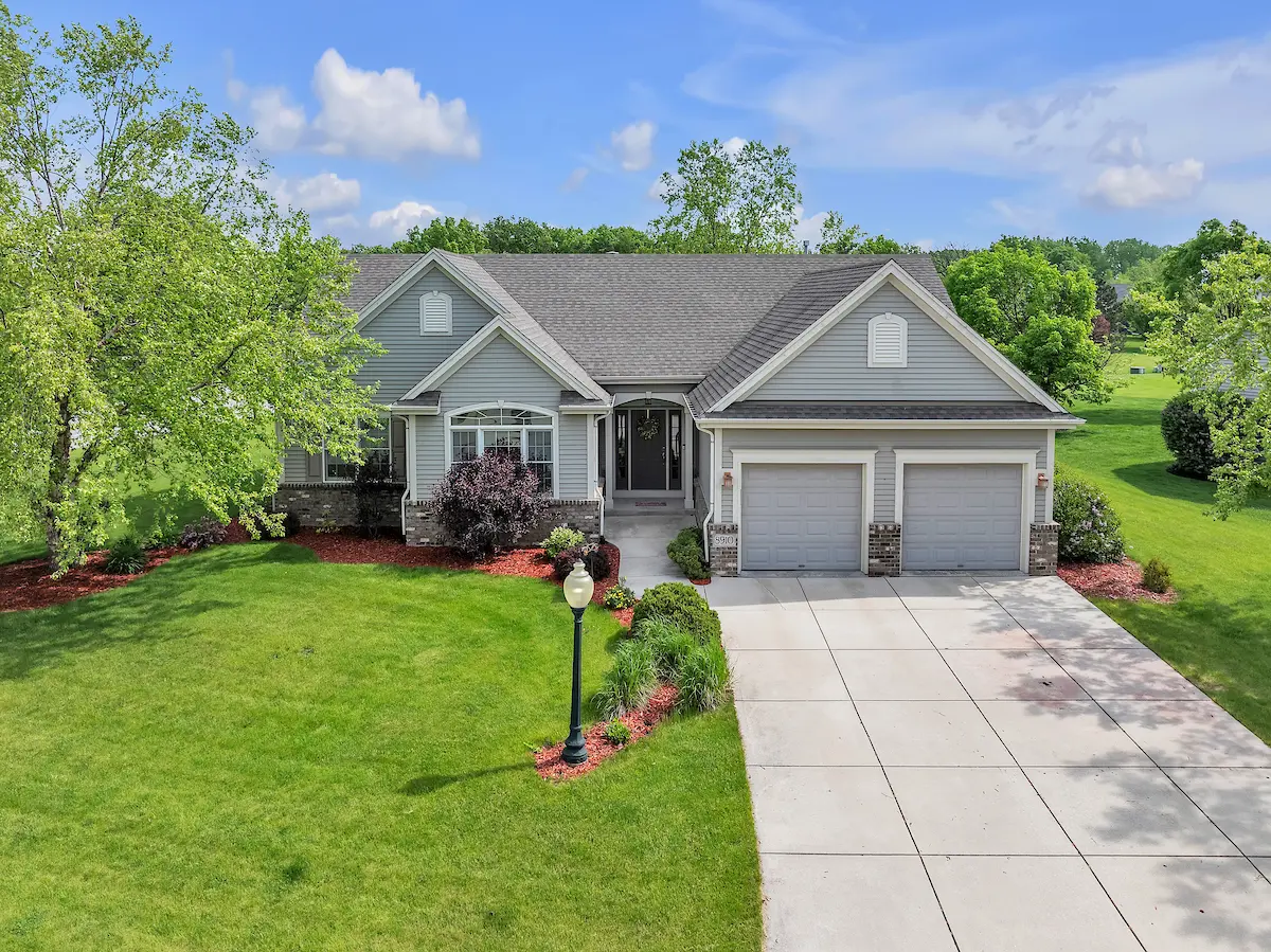 8910 Red Hawk Cir, Racine, WI 53406-3032