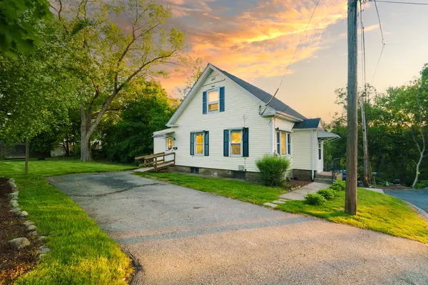 18 Chamberlain St, Smithfield, RI 02917-3713
