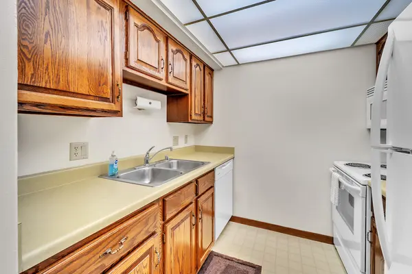 N84W15979 Menomonee Ave #204, Menomonee Falls, WI 53051-3061