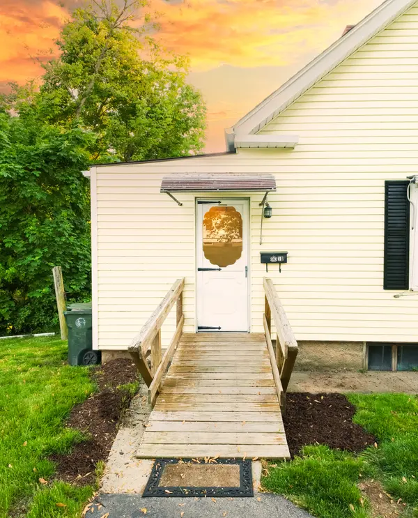 18 Chamberlain St, Smithfield, RI 02917-3713