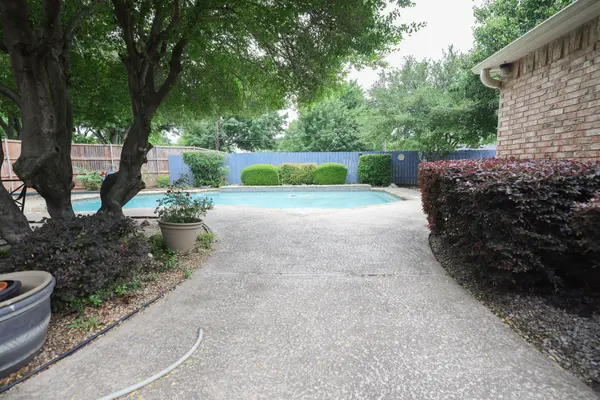 2509 Oakwood Dr, Grand Prairie, TX 75050-1725