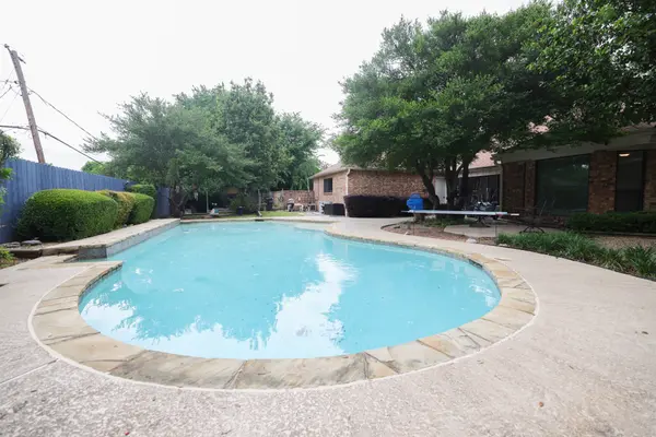 2509 Oakwood Dr, Grand Prairie, TX 75050-1725