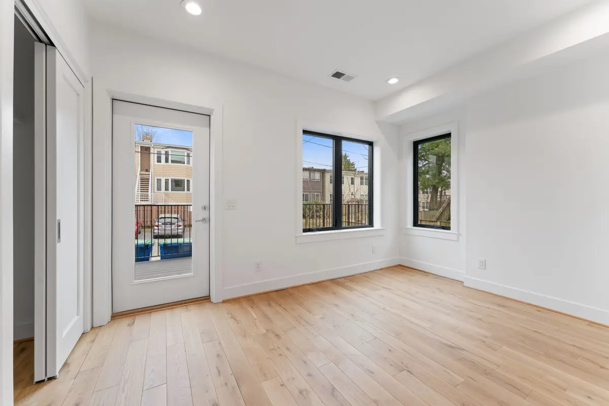 2217 40th Pl NW #102, Washington, DC 20007-1686