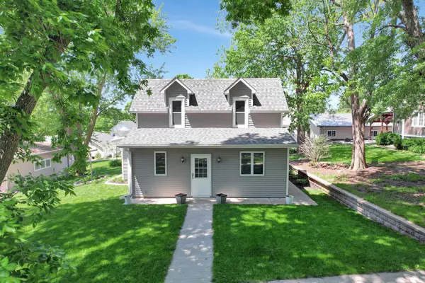 102 S Davis Ave, Oakland, NE 68045-1327