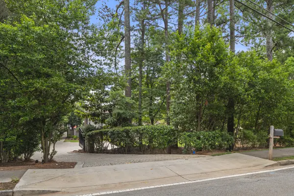 130 Woodlawn Dr NE, Marietta, GA 30067-4016