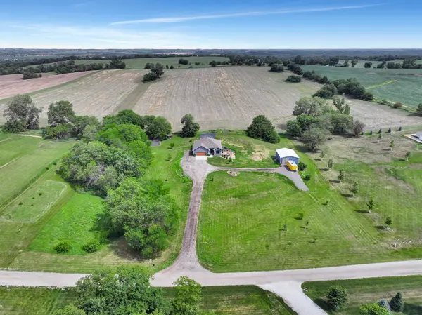 10424 Prairieridge Dr, Louisville, NE 68037-3547