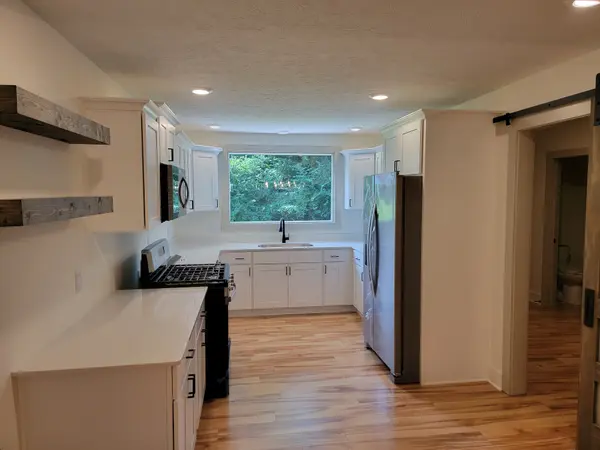 4121 Glencairn Ln, Indianapolis, IN 46226-3050