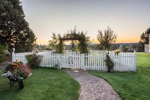 60935 Jennings Rd, Bend, OR 97702-9201