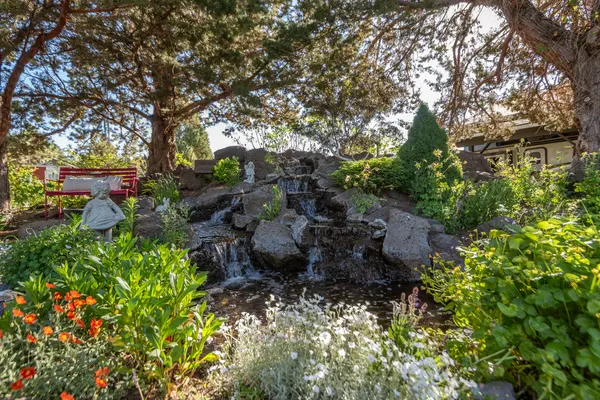 60935 Jennings Rd, Bend, OR 97702-9201