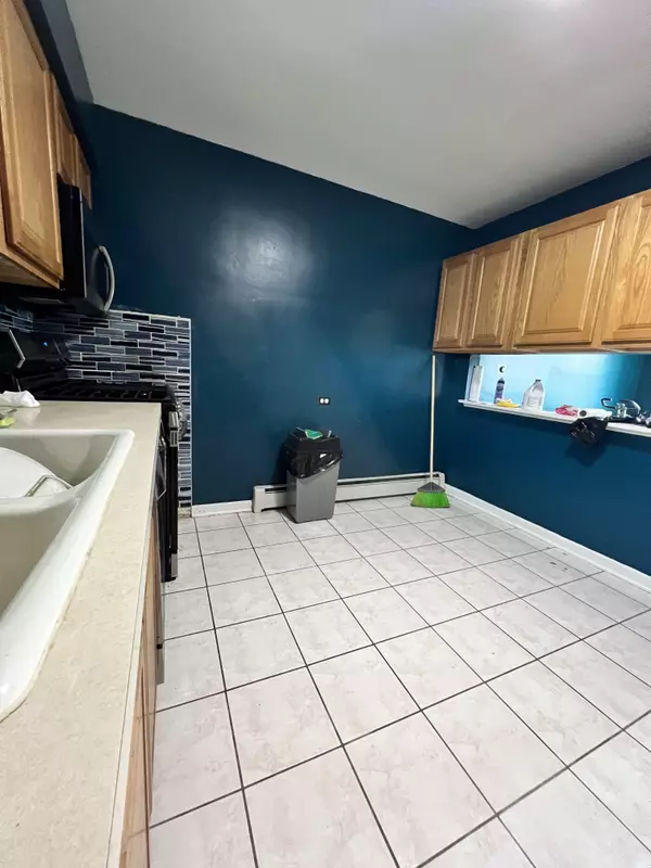 Broadview, IL 60155-3106,2006 S 13th Ave #2E