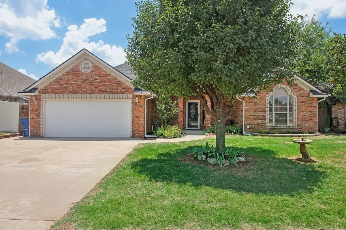 714 W Carson Dr, Mustang, OK 73064-3578