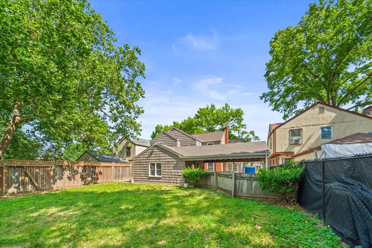 405 E 74th St, Kansas City, MO 64131-1632