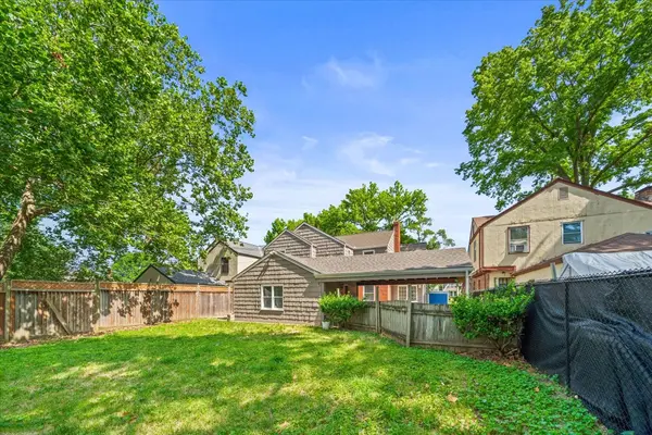 405 E 74th St, Kansas City, MO 64131-1632