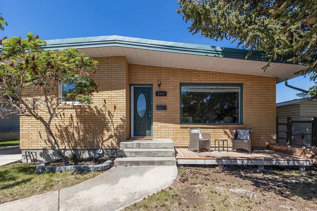 1704 13 Ave SE, Medicine Hat, AB T1A 3P1