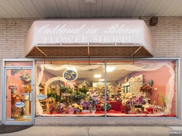 20 Elm St, Oakland, NJ 07436-1943