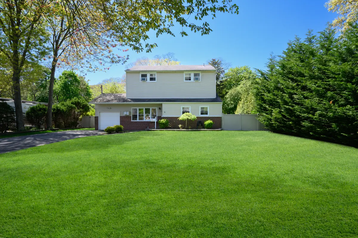 1029 Martinstein Ave, Bay Shore, NY 11706-2734