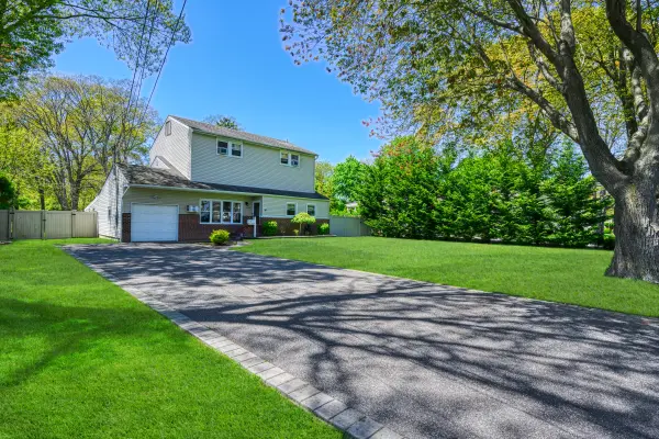 1029 Martinstein Ave, Bay Shore, NY 11706-2734