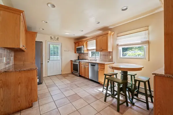 1029 Martinstein Ave, Bay Shore, NY 11706-2734