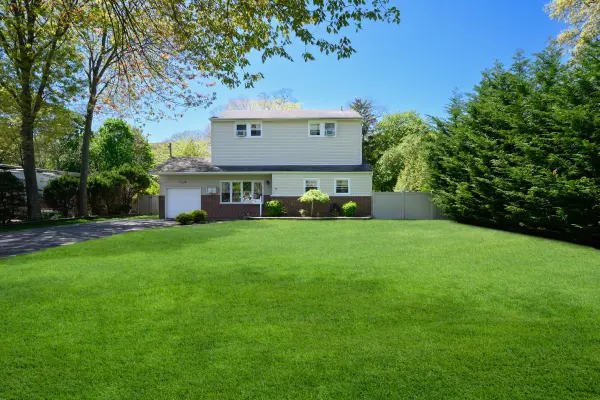 1029 Martinstein Ave, Bay Shore, NY 11706-2734