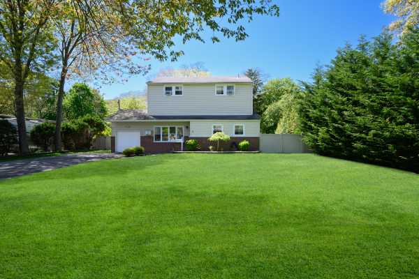 1029 Martinstein Ave, Bay Shore, NY 11706-2734