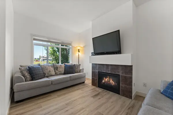 57 Copperpond Lndg SE, Calgary, AB T2Z 1G6