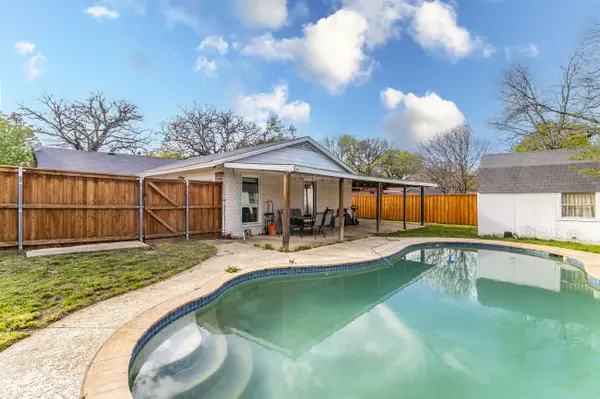 915 Vine St, Euless, TX 76040-5366