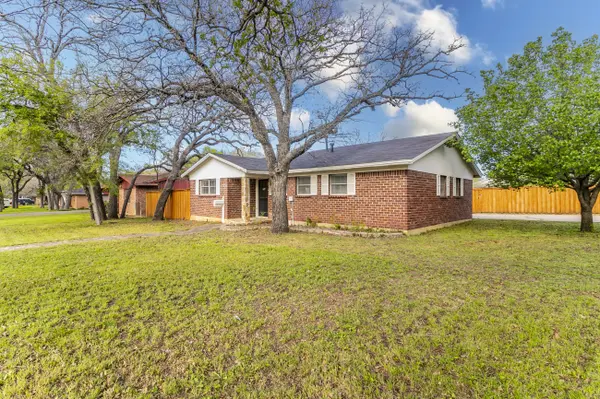 915 Vine St, Euless, TX 76040-5366