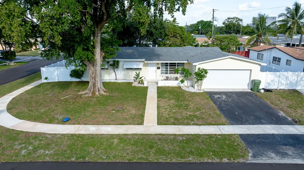 420 SW 71st Ter, Pembroke Pines, FL 33023-1052