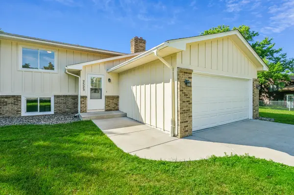 2523 Birchview Ln, Hopkins, MN 55305-3111