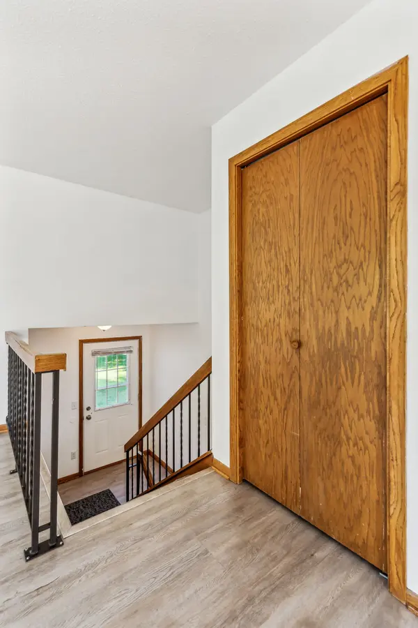 2523 Birchview Ln, Hopkins, MN 55305-3111