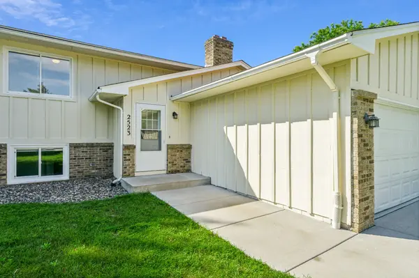 2523 Birchview Ln, Hopkins, MN 55305-3111