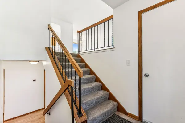 2523 Birchview Ln, Hopkins, MN 55305-3111