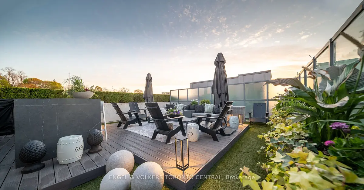 377 Madison Ave #706, Toronto, ON M4V 3E1