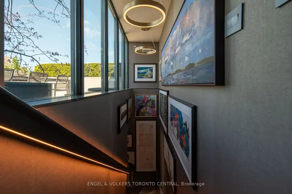 377 Madison Ave #706, Toronto, ON M4V 3E1