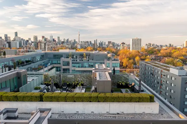 377 Madison Ave #706, Toronto, ON M4V 3E1
