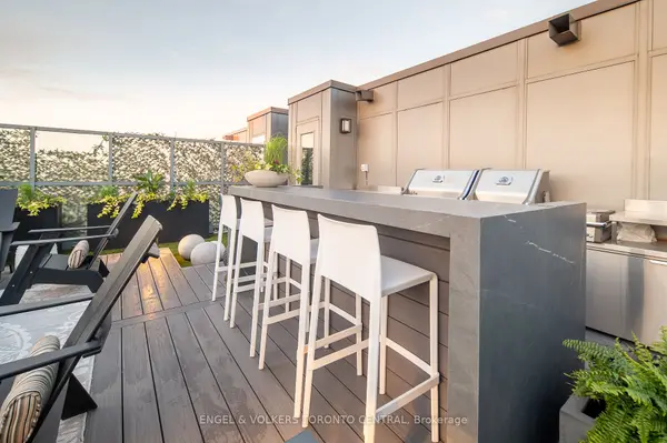 377 Madison Ave #706, Toronto, ON M4V 3E1