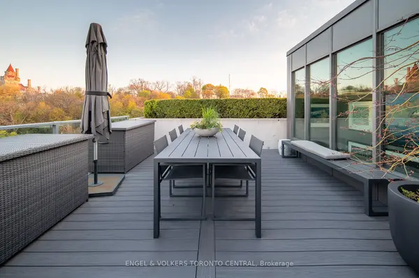 377 Madison Ave #706, Toronto, ON M4V 3E1