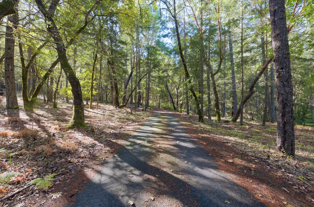 460 Surrey Dr, Grants Pass, OR 97526-8866